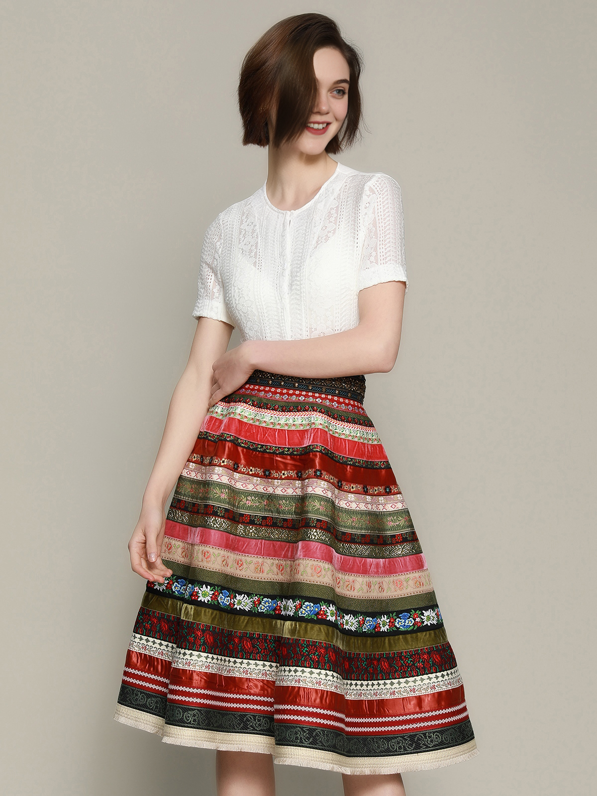 Modernes Dirndl in Rot mit schmeichelndem Schnitt
