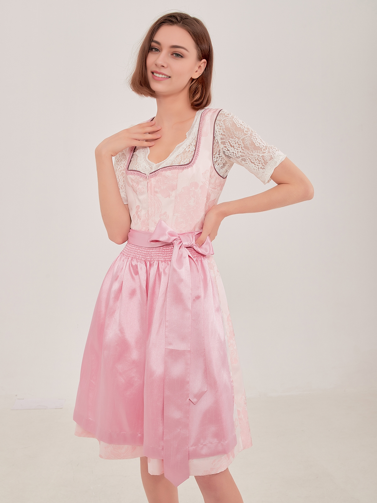 Beige Dirndlkleider sind zeitlos elegant