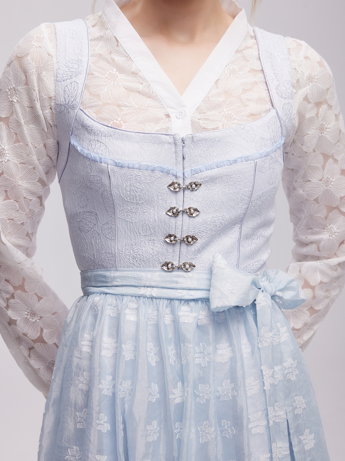 Modernes Dirndl in Blau mit schlanker Silhouette
