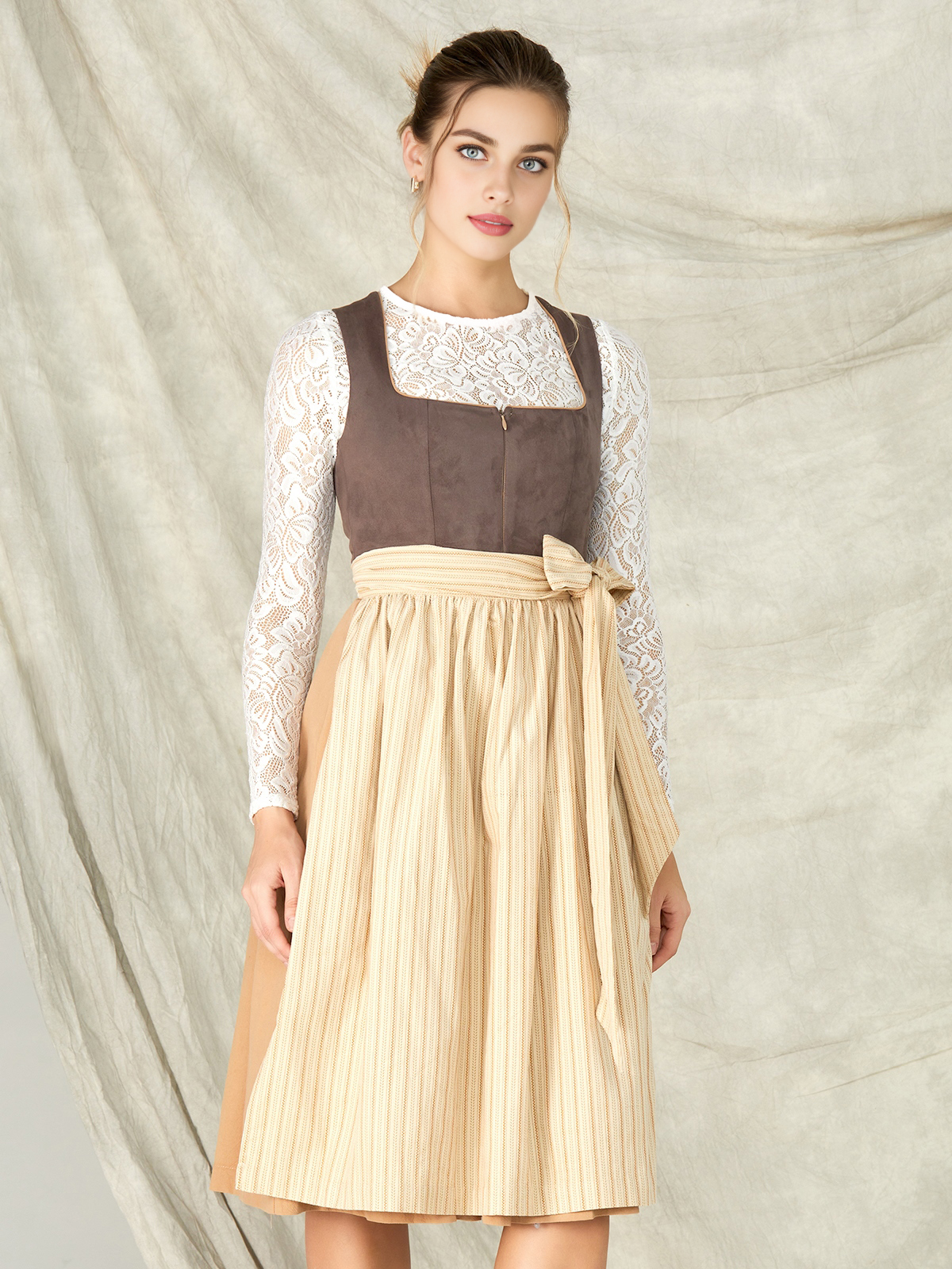 Klassisches rot-blaues Dirndl mit floralen Details