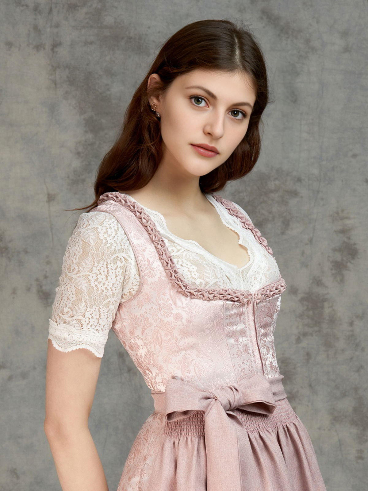 Dirndl in Rosa – Eleganz und Tradition vereint