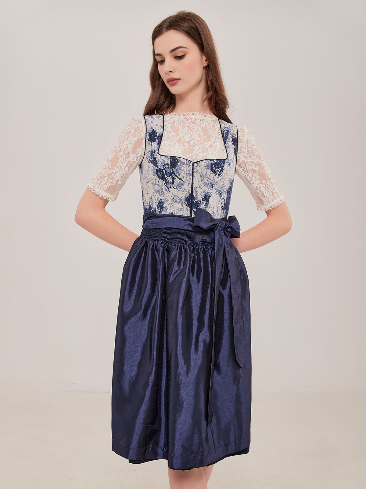 Dirndl samt blau – elegant und vielseitig
