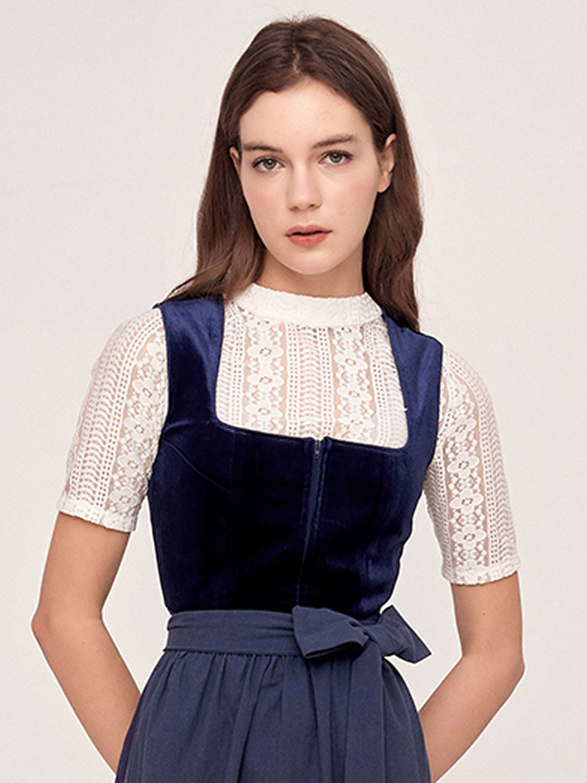 Dirndl in Blau und Rot