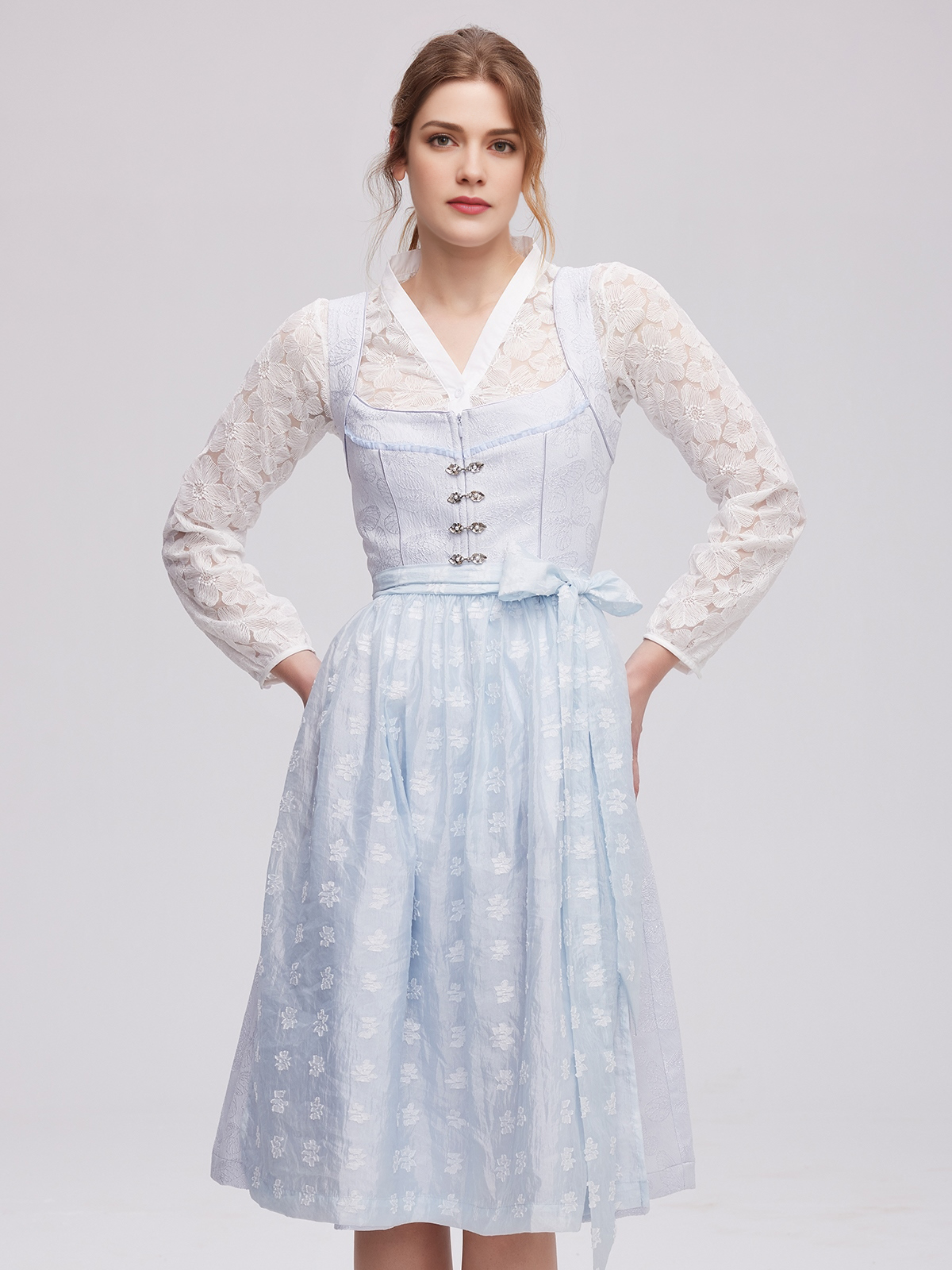 Dirndl in Blau mit hochgeschlossener Bluse