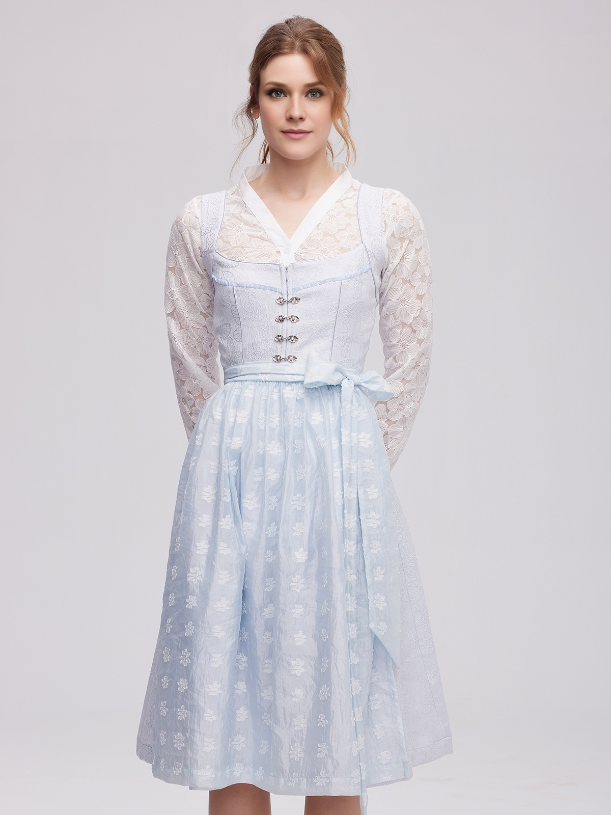 Modernes Dirndl in Blau – zeitlos und stilvoll