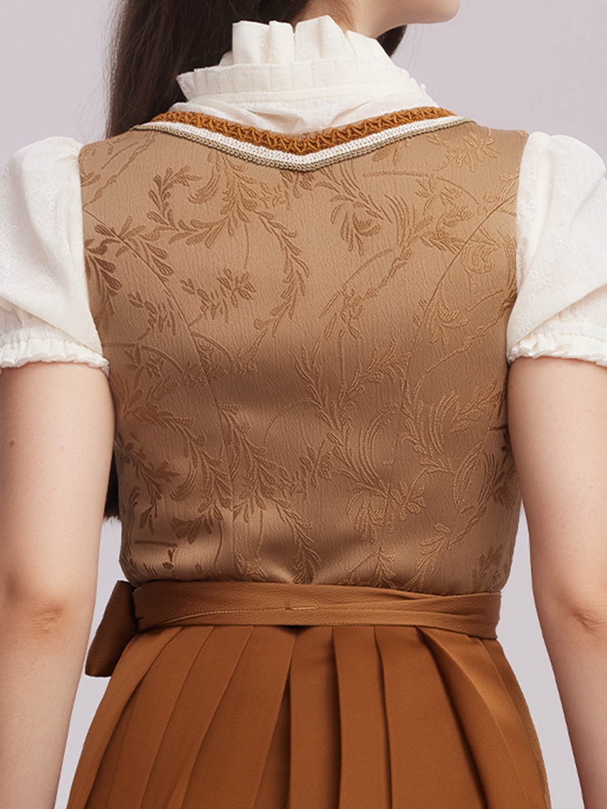 Samtdirndl in Gelb – ein Beispiel für moderne Trachtenmode
