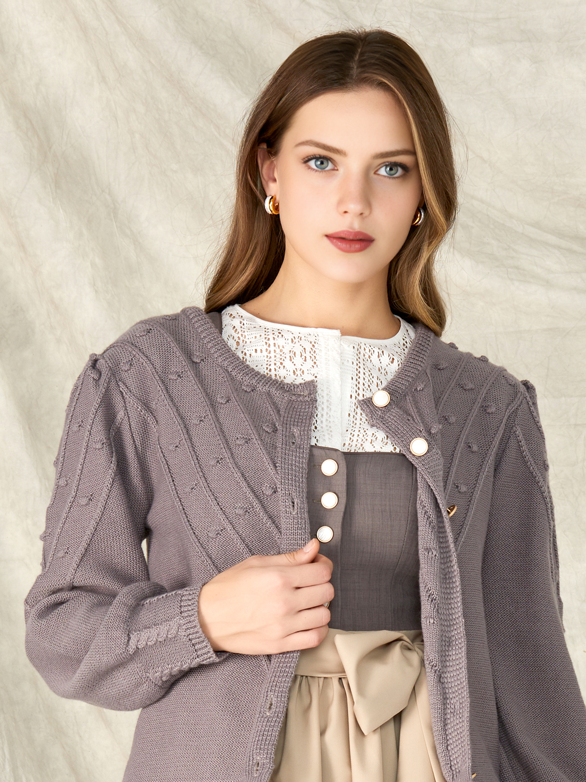 Elegantes schwarzes Dirndl mit modernen Accessoires