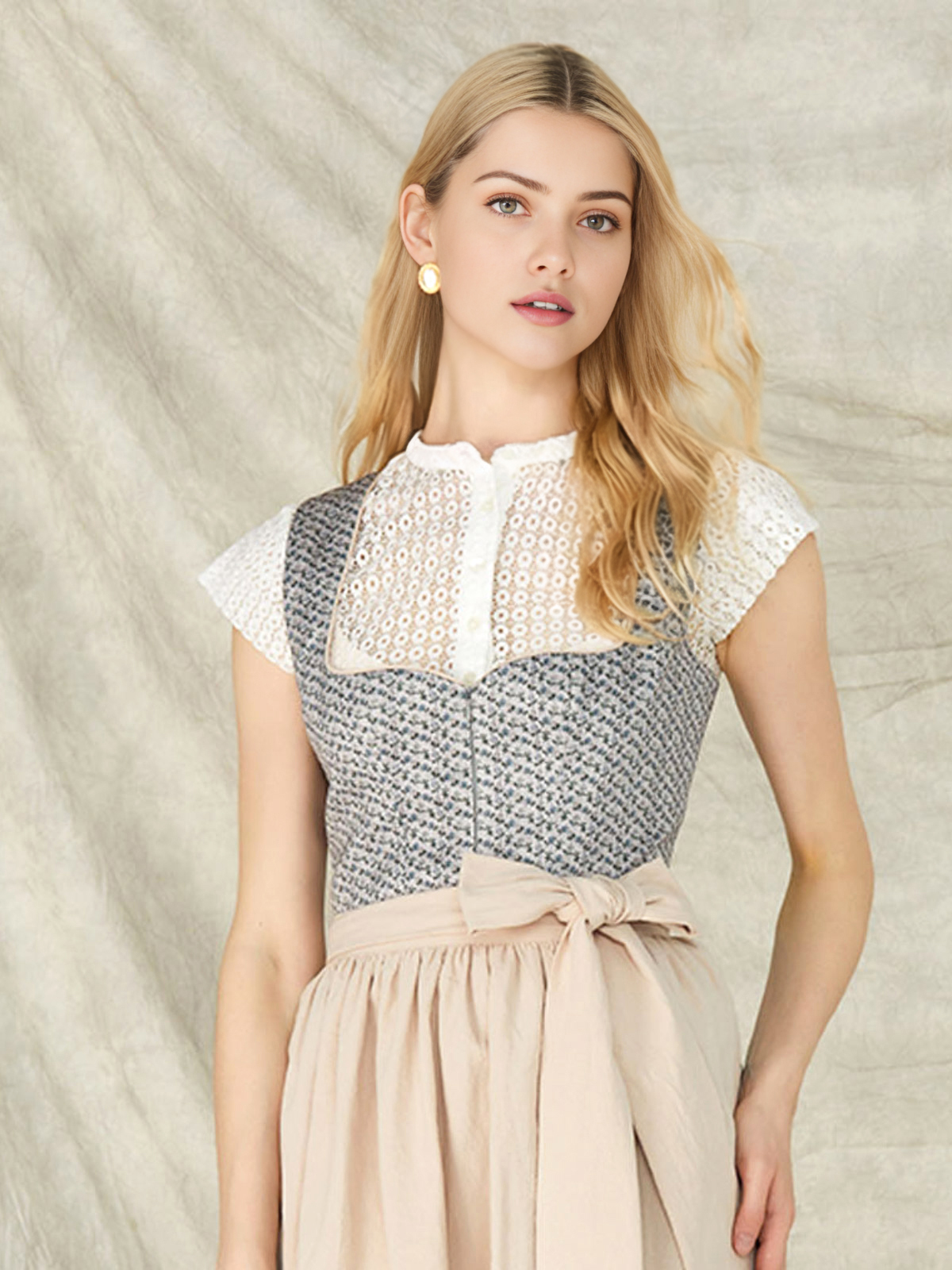 Dirndl in Blau mit modernen Accessoires