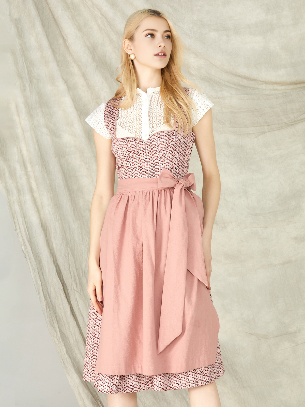 Modernes Dirndl in Rosa