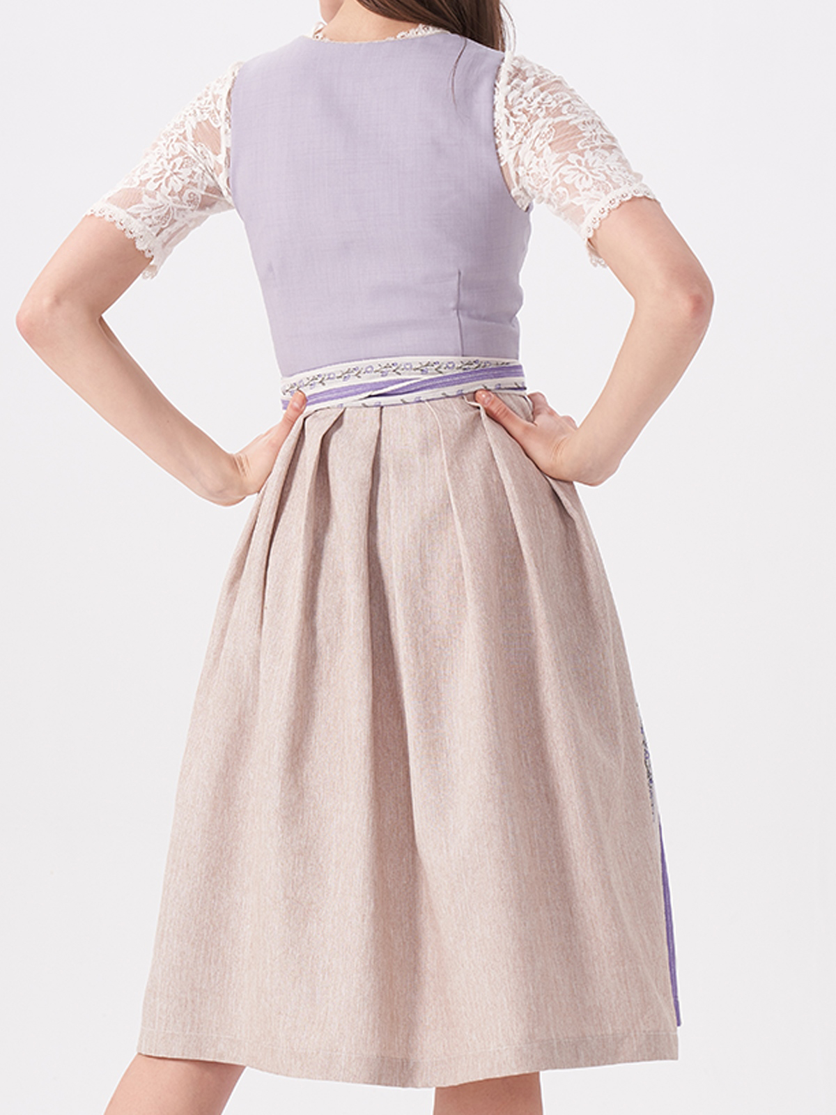 Blaues Samt-Dirndl mit floralen Details