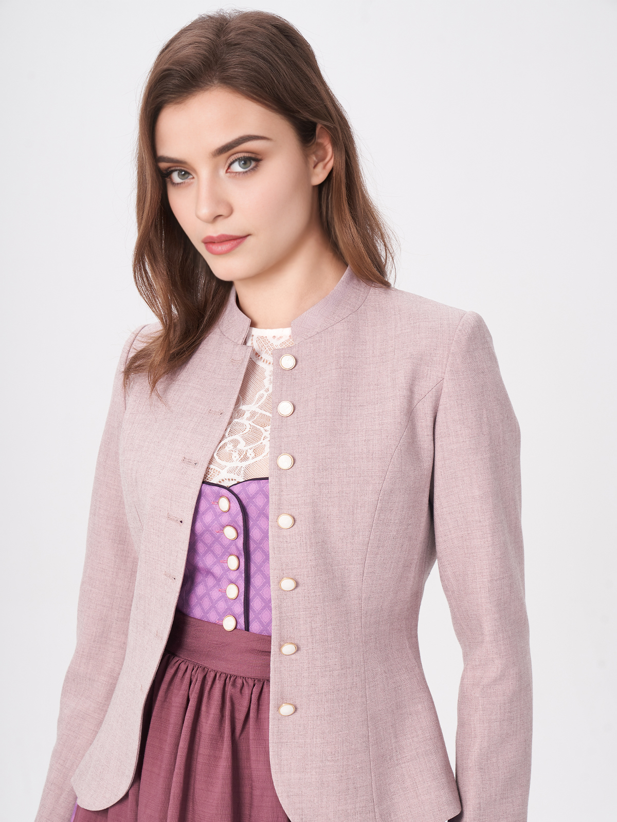 Eine elegante lila Dirndljacke, perfekt für festliche Anlässe