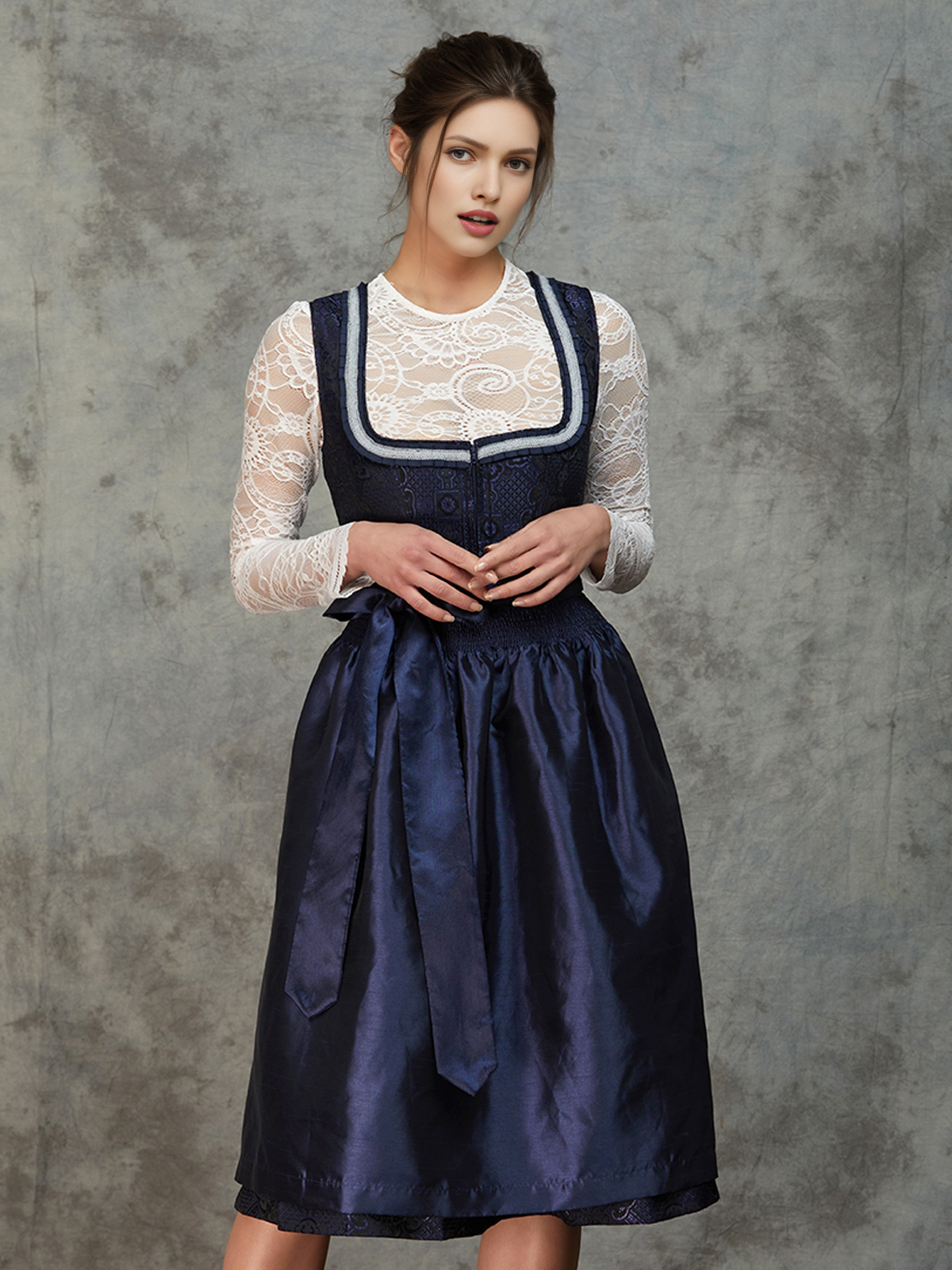 Dirndl in Blau mit traditionellen Details