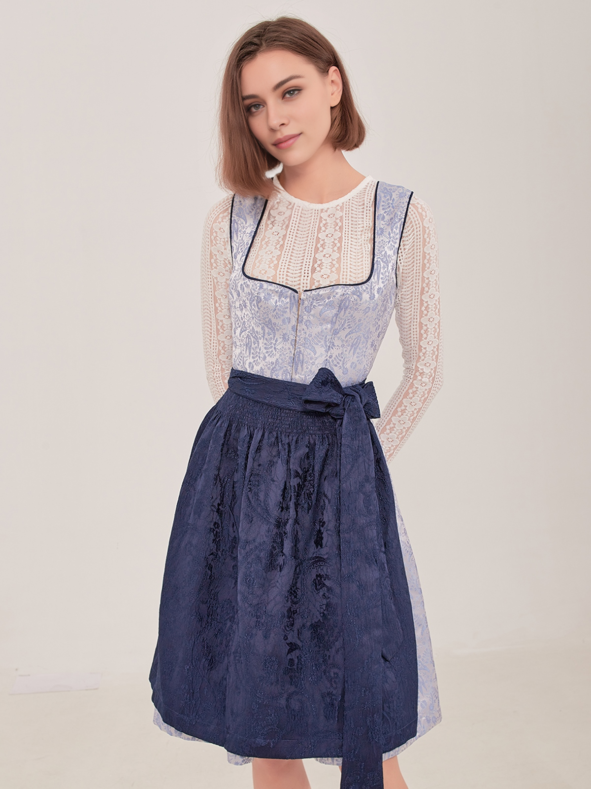 Dirndl in Blau – ein zeitloses Statement