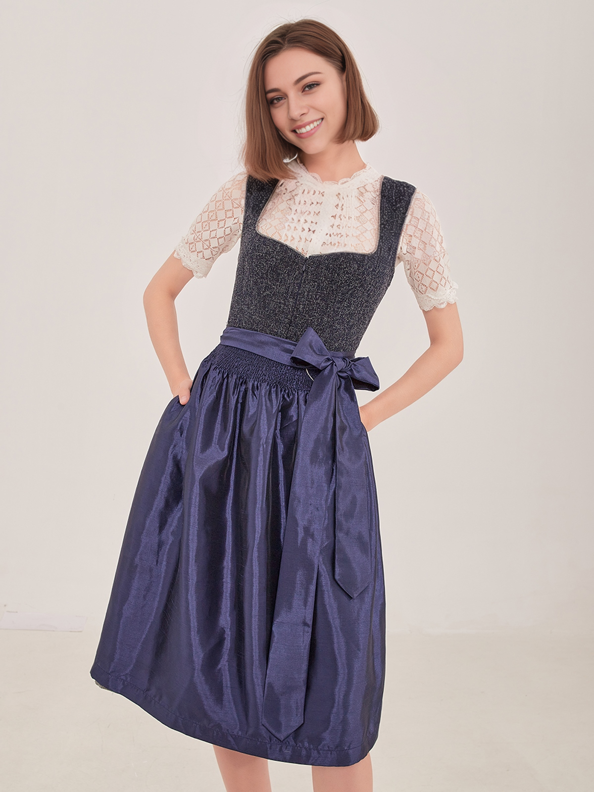 Hellblaues Dirndl mit modernem Schnitt