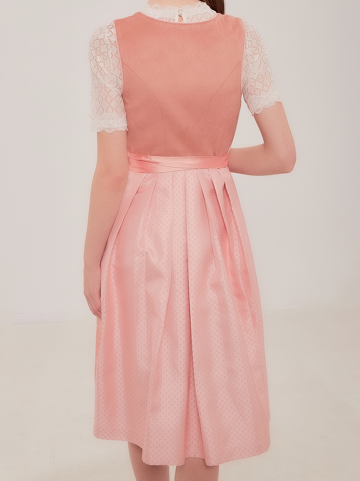 Rosa Dirndlbluse mit Spitzenverzierung