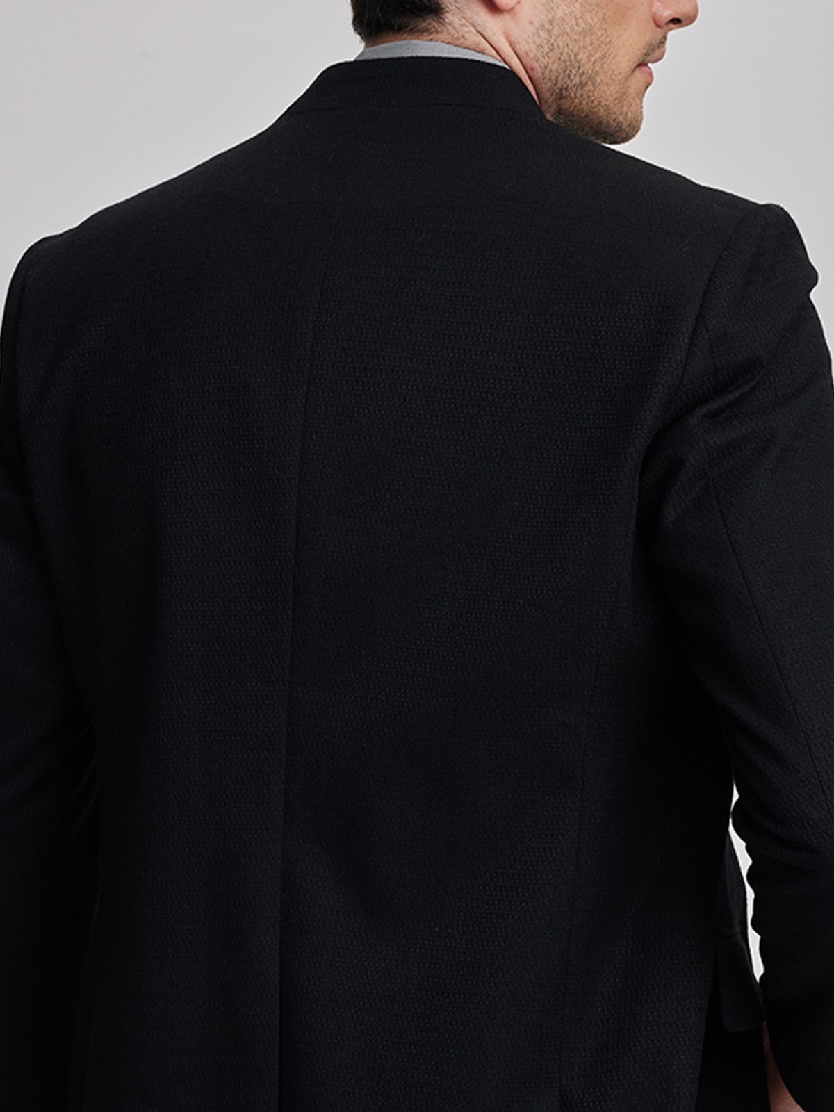 Elegantes schwarzes Dirndl mit modernem Schnitt