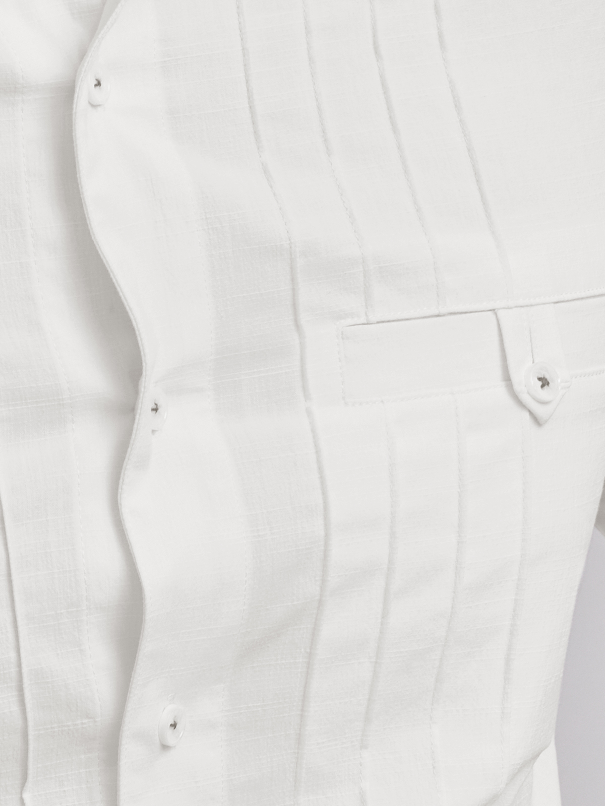 Ein elegantes weißes Hemd, perfekt zum Kombinieren mit einem dunkelblauen Dirndl