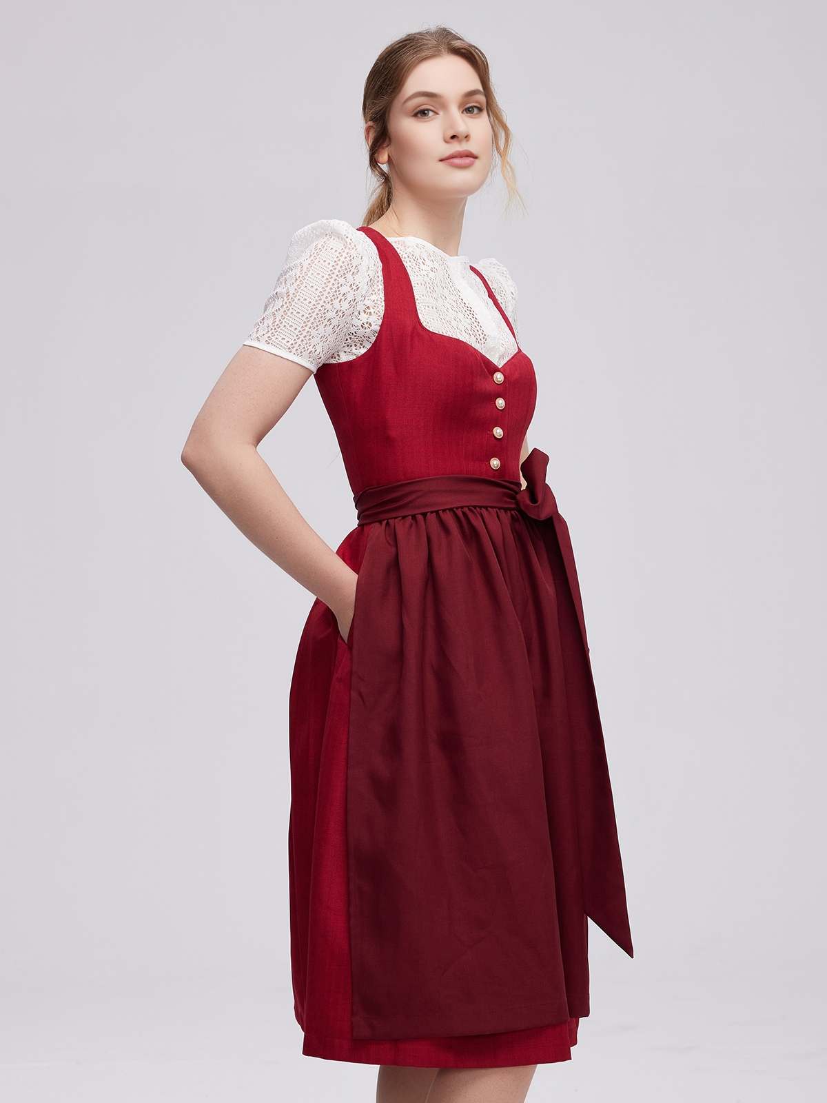 Ein dunkelblaues Dirndl mit traditionellem Schnitt und modernen Details