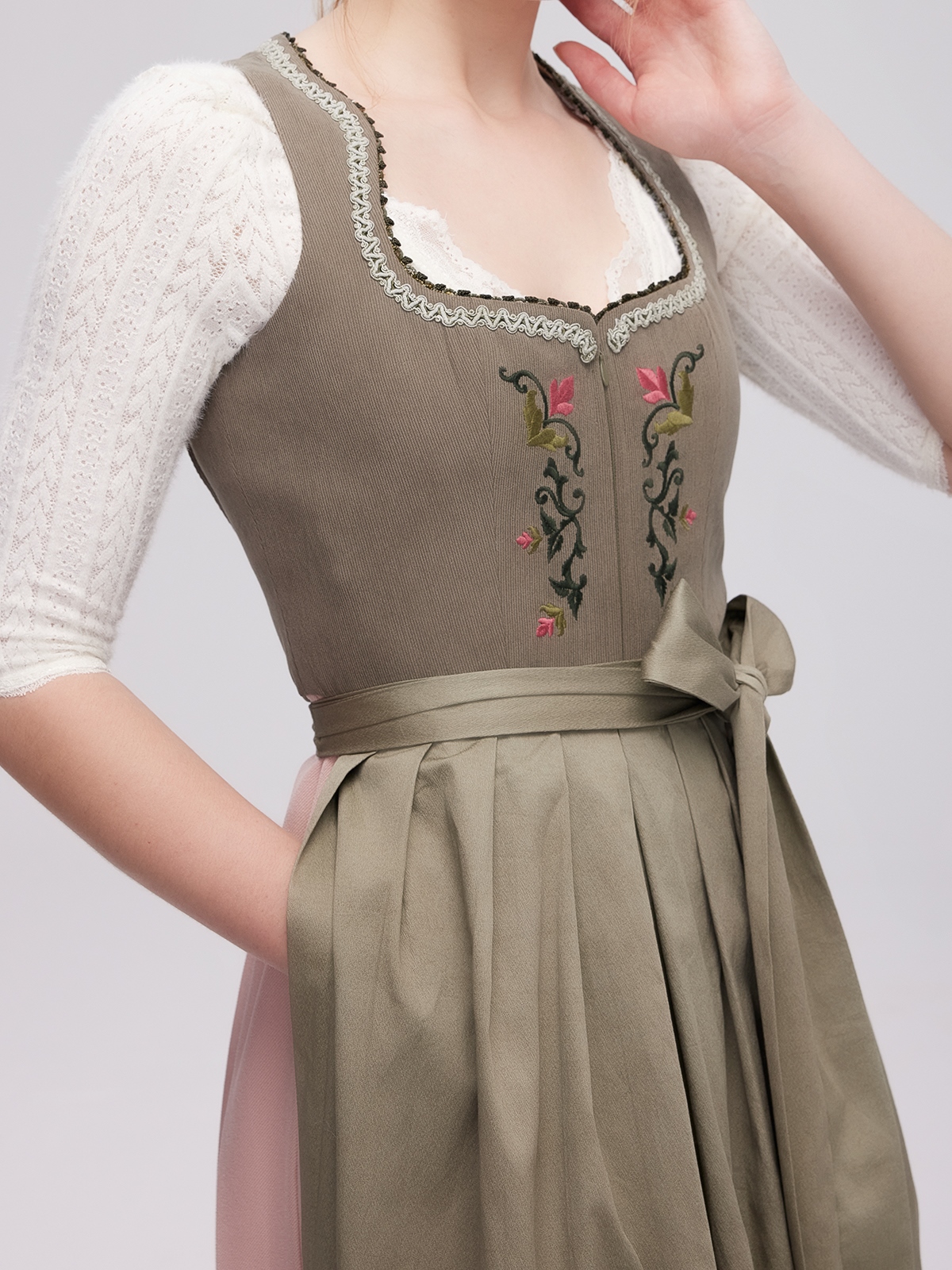 Dirndl in Grün mit hochgeschlossener Bluse