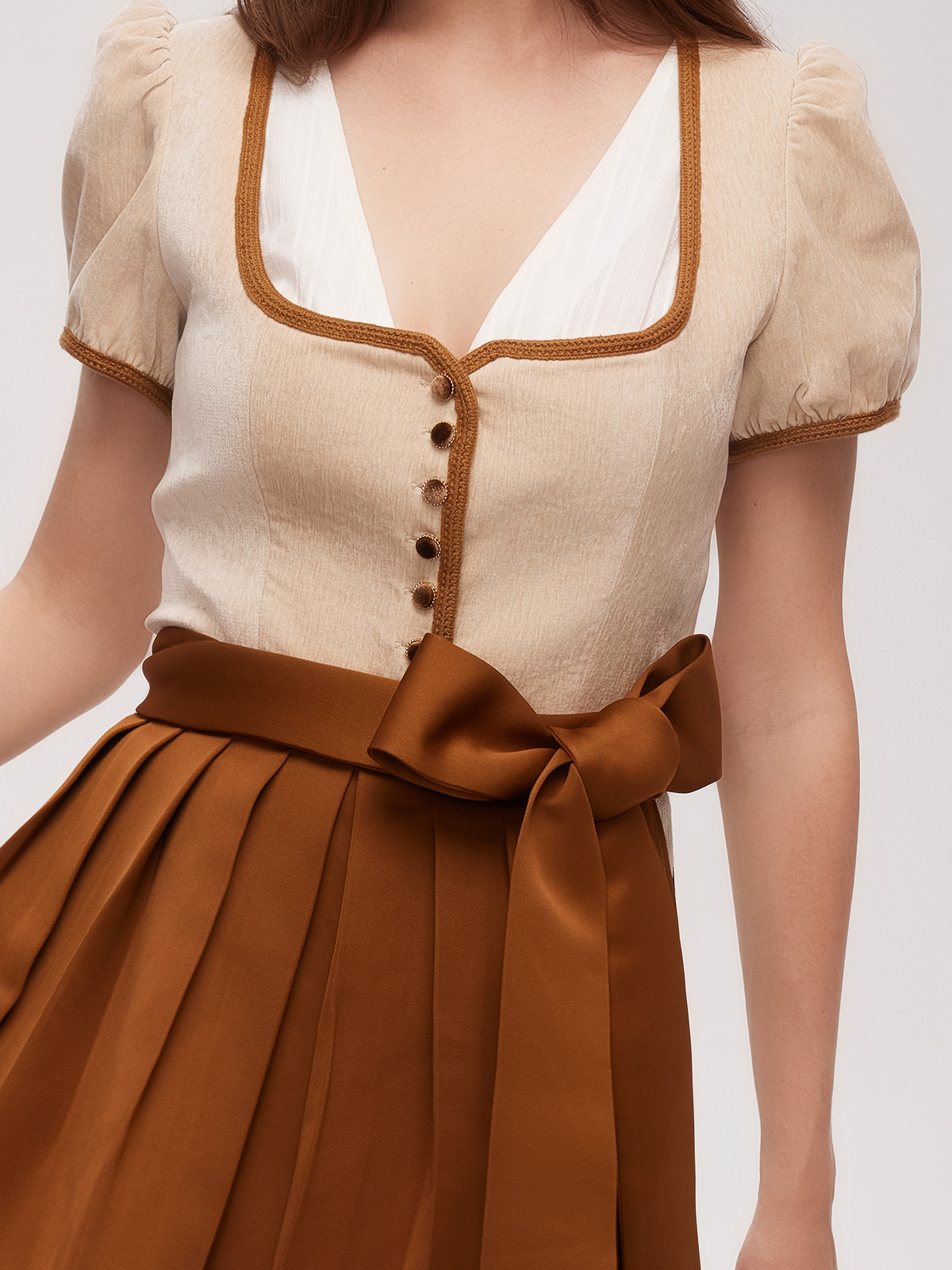 Ein elegantes grünes Dirndl mit floralen Details