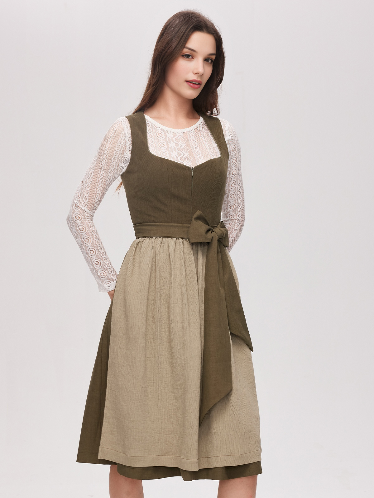 Elegantes schwarzes Dirndl mit grünen Details