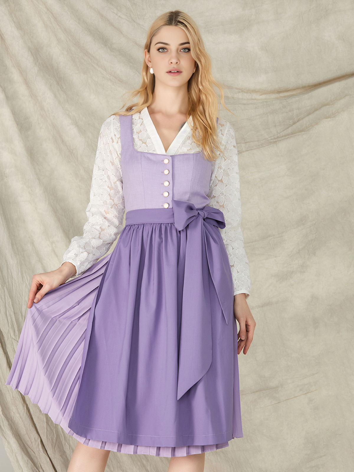 Modernes Dirndl in Lila – schlanke Silhouette und eleganter Schnitt