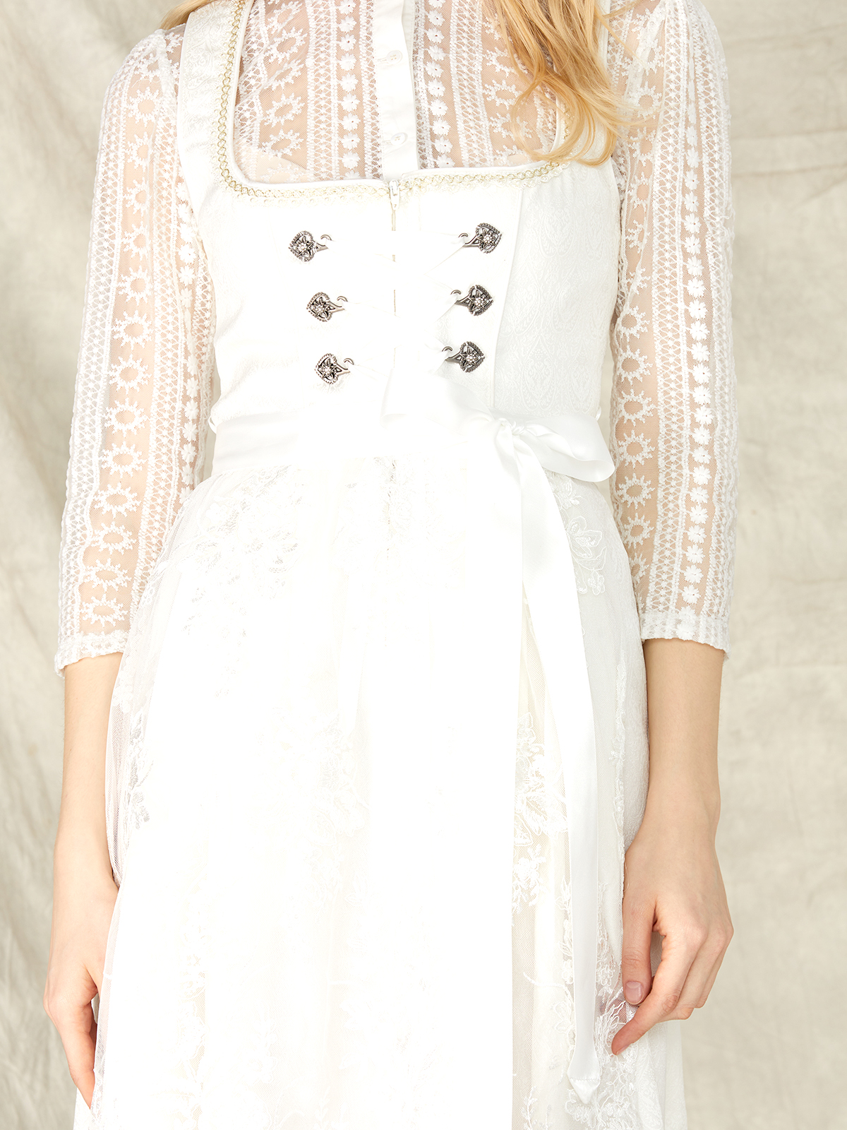 Dirndl mit weißer Bluse und modernem Twist