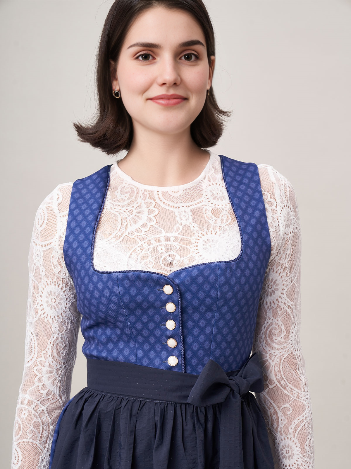Elegantes schwarzes Dirndl mit blauen Akzenten