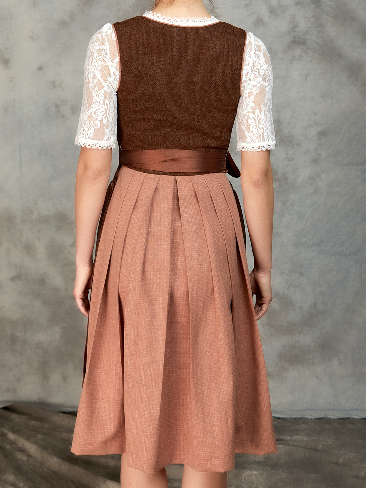 Dirndl in Braun – Eleganz und Tradition