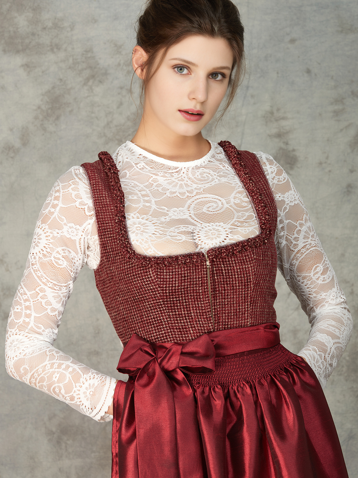 Dirndl Beige Samt in eleganter Pose