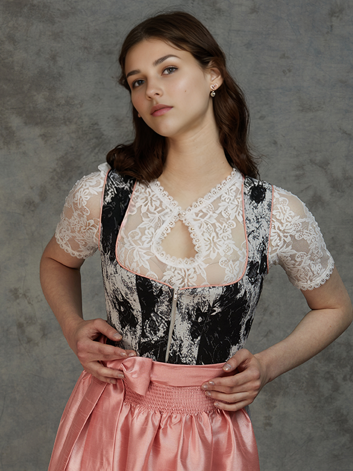 Dirndl in Schwarz mit weißer Bluse