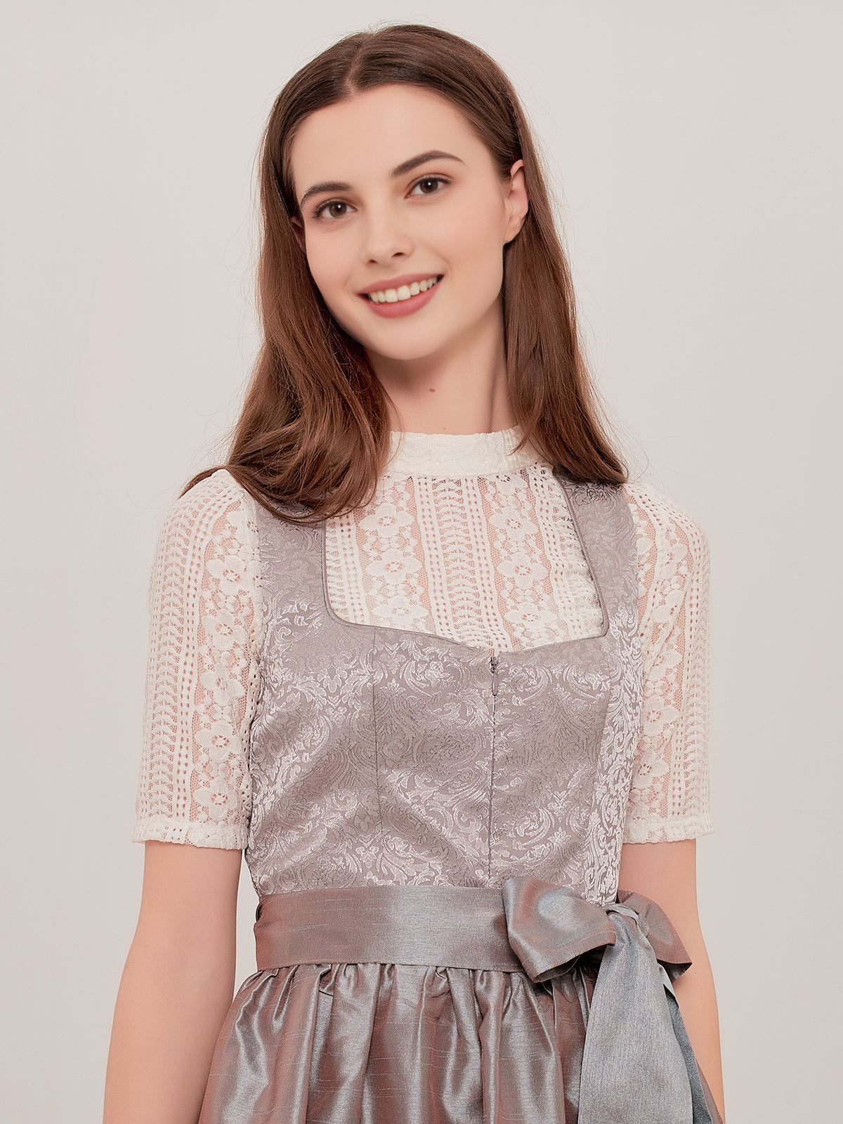 Dirndl in Beige mit modernem Styling