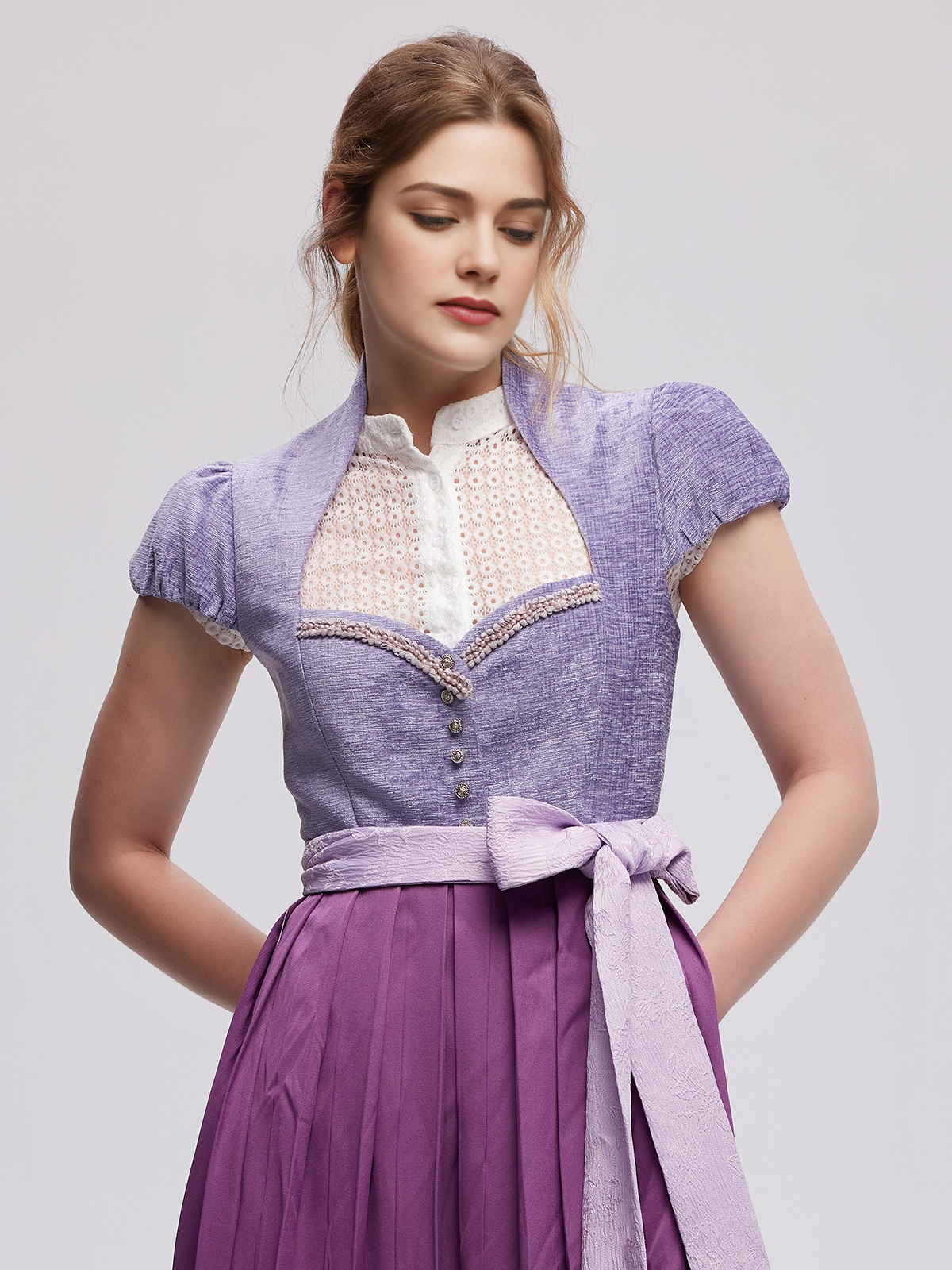 Modernes lila Dirndl mit Wildleder-Akzenten