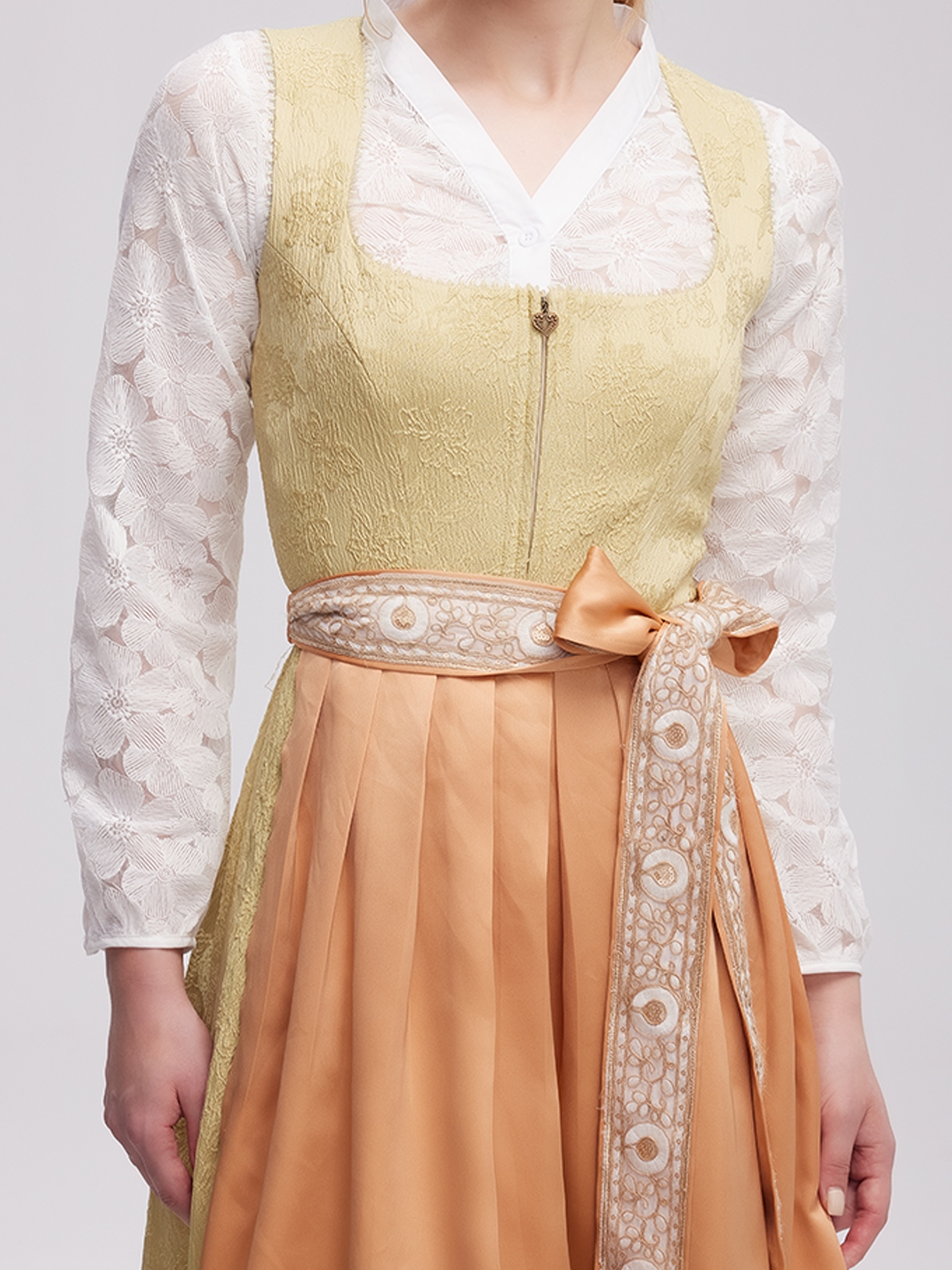 Ein gelbes Ehreer Dirndl mit traditionellen Details