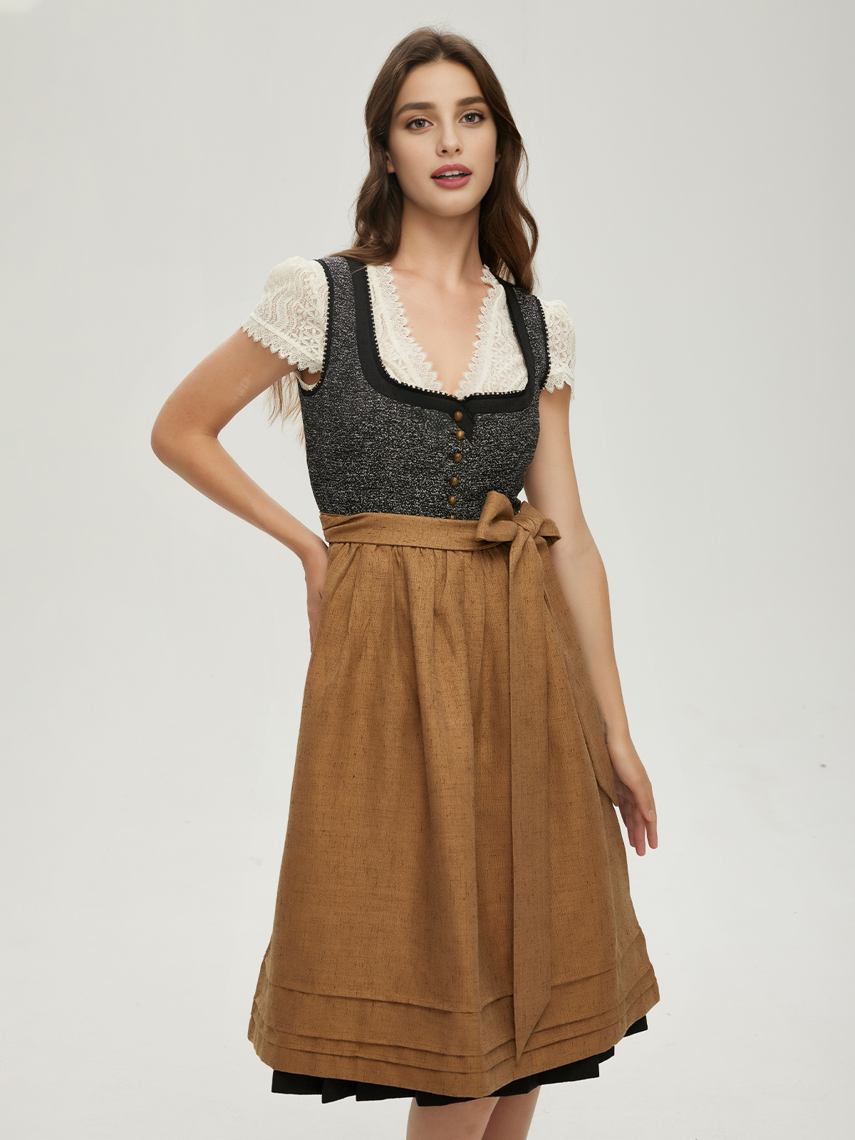 Dirndl in Schwarz mit eleganter Bluse