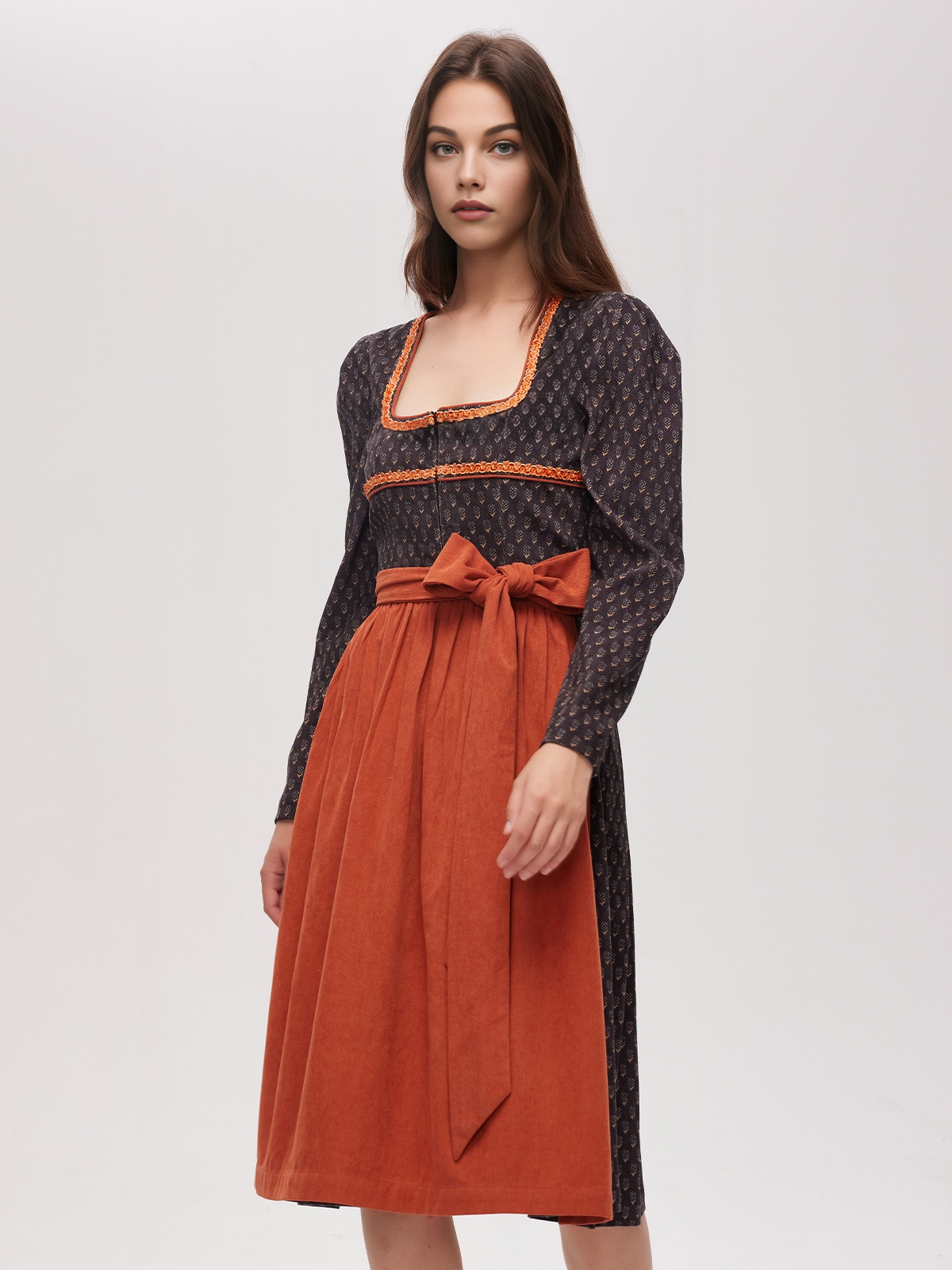 Modernes schwarzes Dirndl mit figurbetonter Silhouette